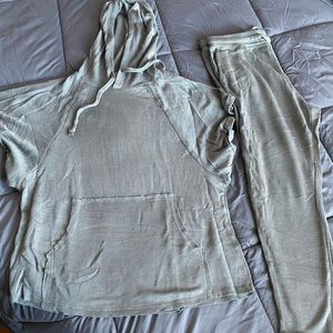 Jessie James Decker / Kittenish lounge set